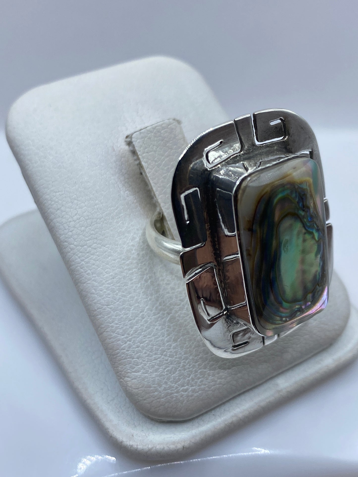 Anillo prehispánico ajustable en plata .925 de Taxco, vista lateral en dedo