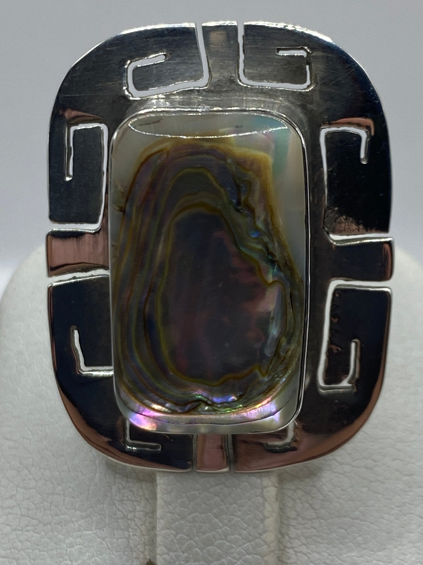 Detalle del engaste de piedra y diseño geométrico del anillo