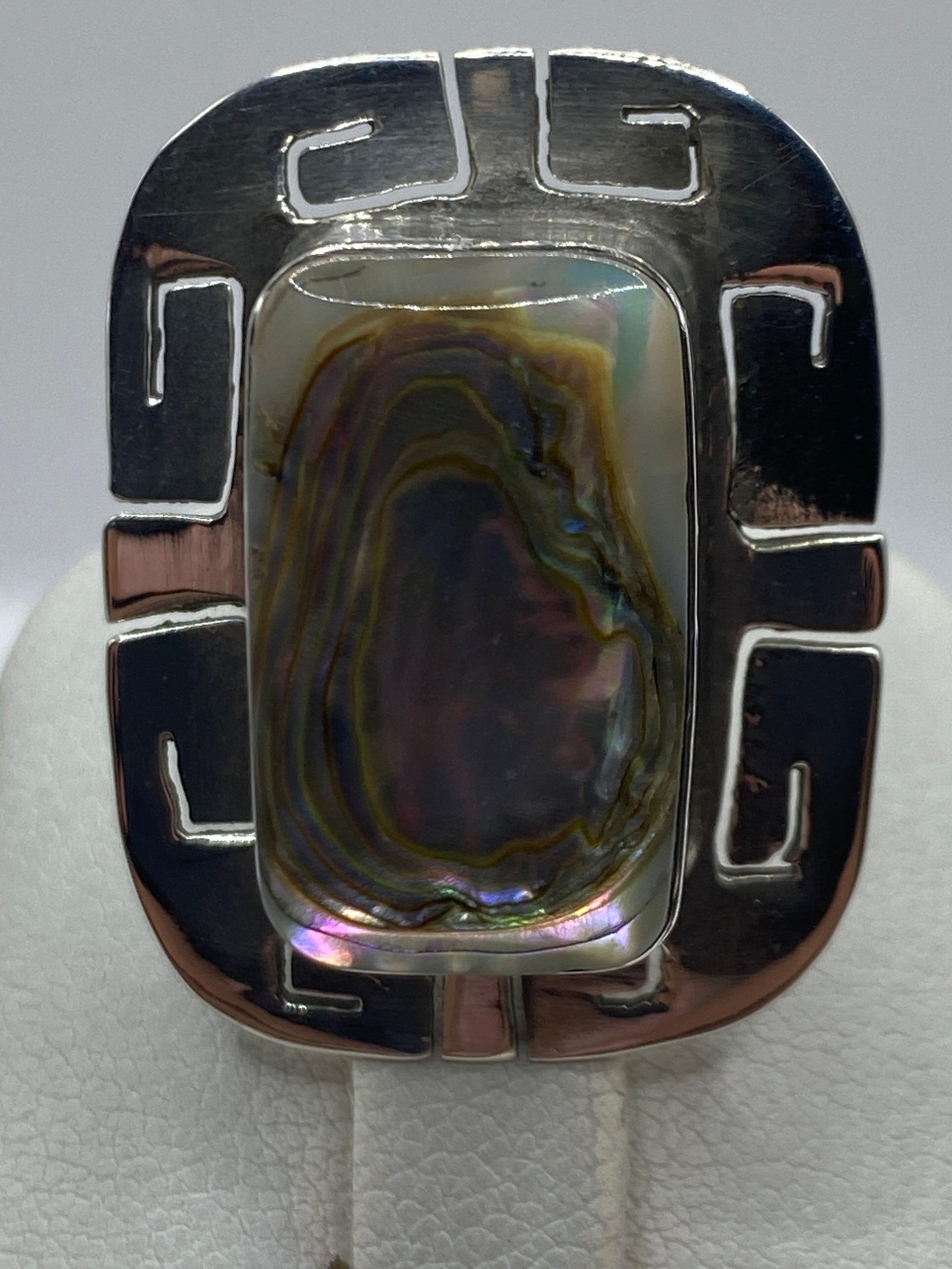 Detalle del engaste de piedra y diseño geométrico del anillo