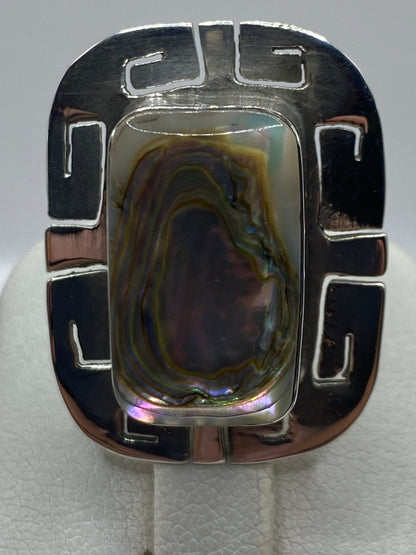 Detalle del engaste de piedra y diseño geométrico del anillo