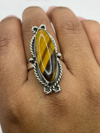 Anillo sobre fondo blanco mostrando el Quinto .925 y el peso de 10.5 gramos