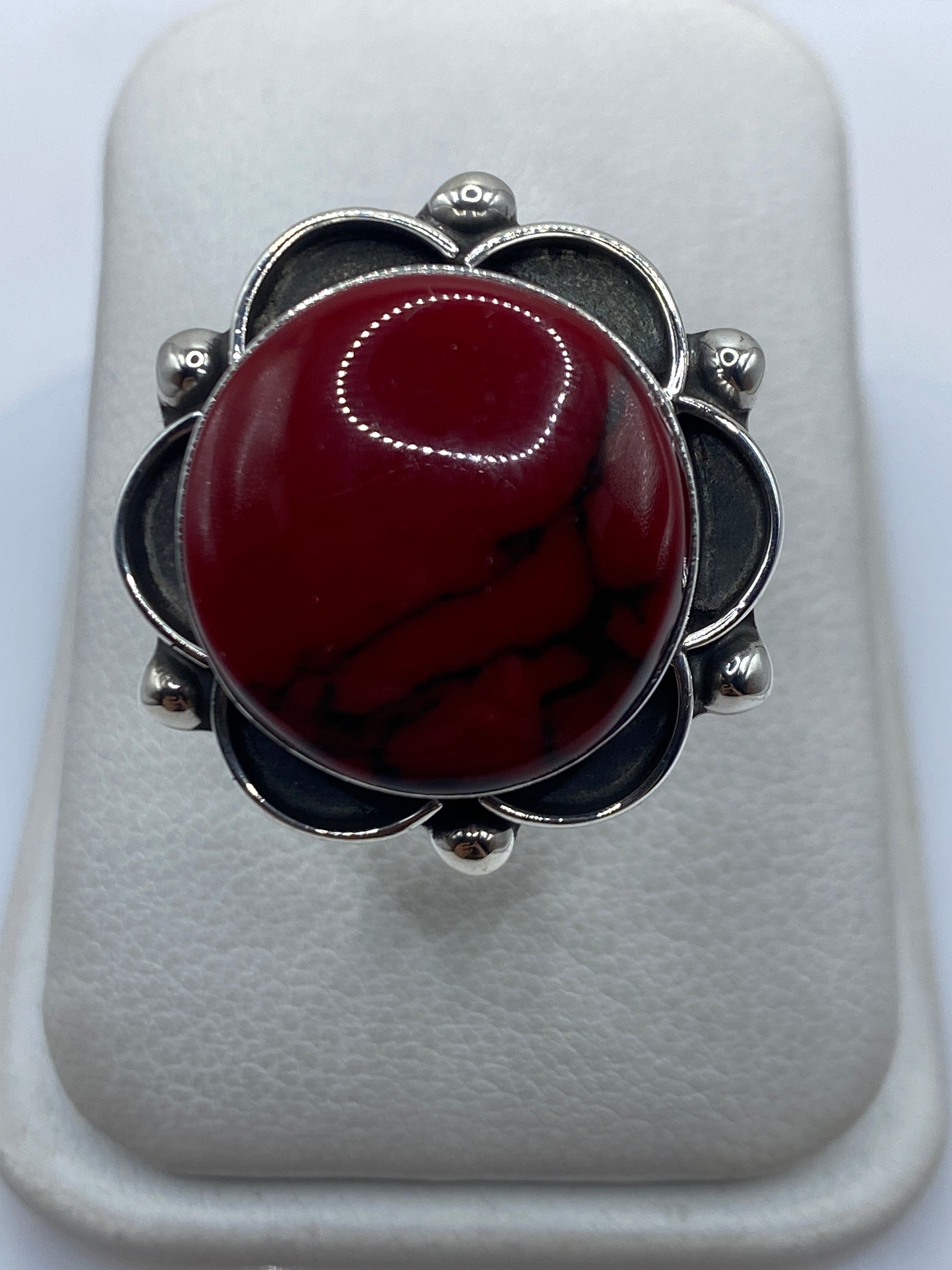 Anillo de plata ajustable con coral rojo y onix negro en forma de flor, vista superior
