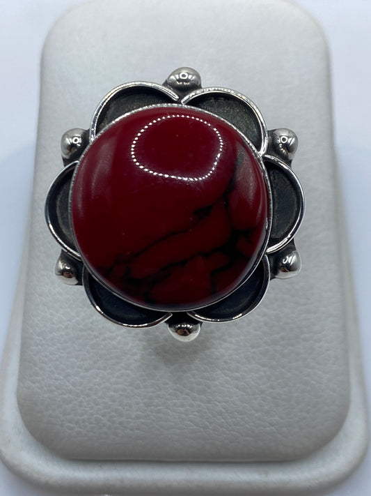 Anillo de plata ajustable con coral rojo y onix negro en forma de flor, vista superior