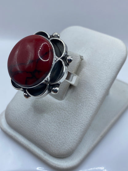 Anillo de coral rojo en plata .925 engastado a mano, detalle del engaste