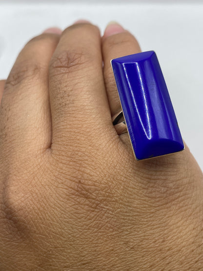 Anillo de plata con piedra azul sobre fondo blanco