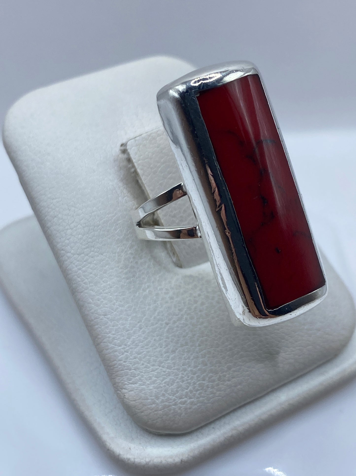 Anillo de coral rojo en plata .925 en talla 7, vista lateral en la mano