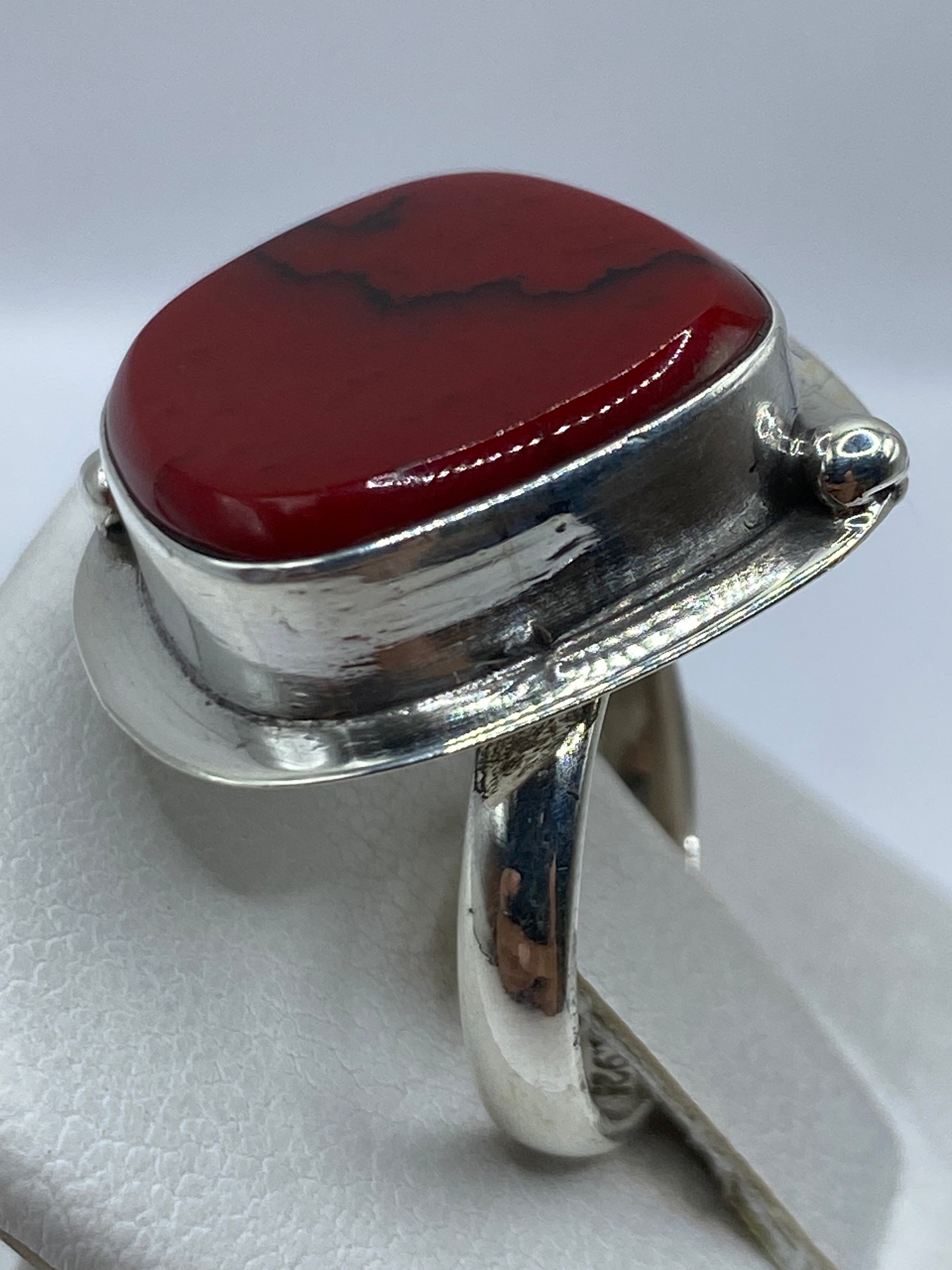 Detalle del engaste a mano del coral rojo en plata de Taxco