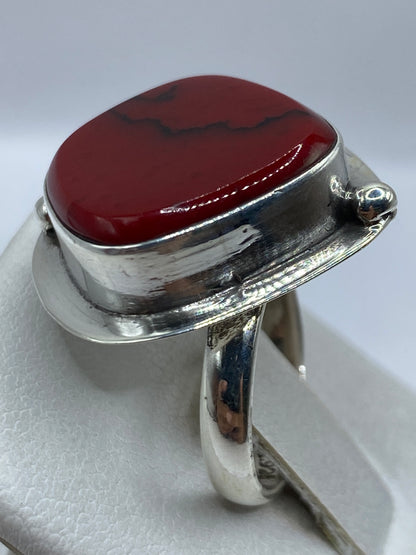 Detalle del engaste a mano del coral rojo en plata de Taxco