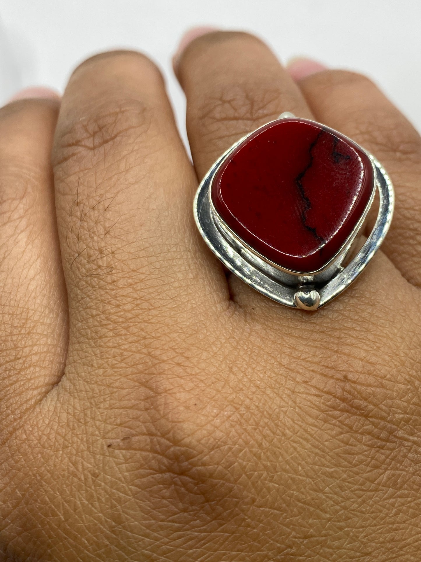 Anillo ajustable en bascula mostrando peso de 9.2 gramos con certificacion SKU