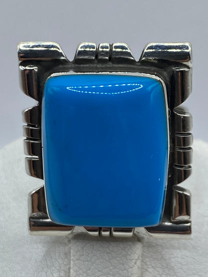 Anillo azul de plata en la mano, demostrando el ajuste flexible en dedo índice