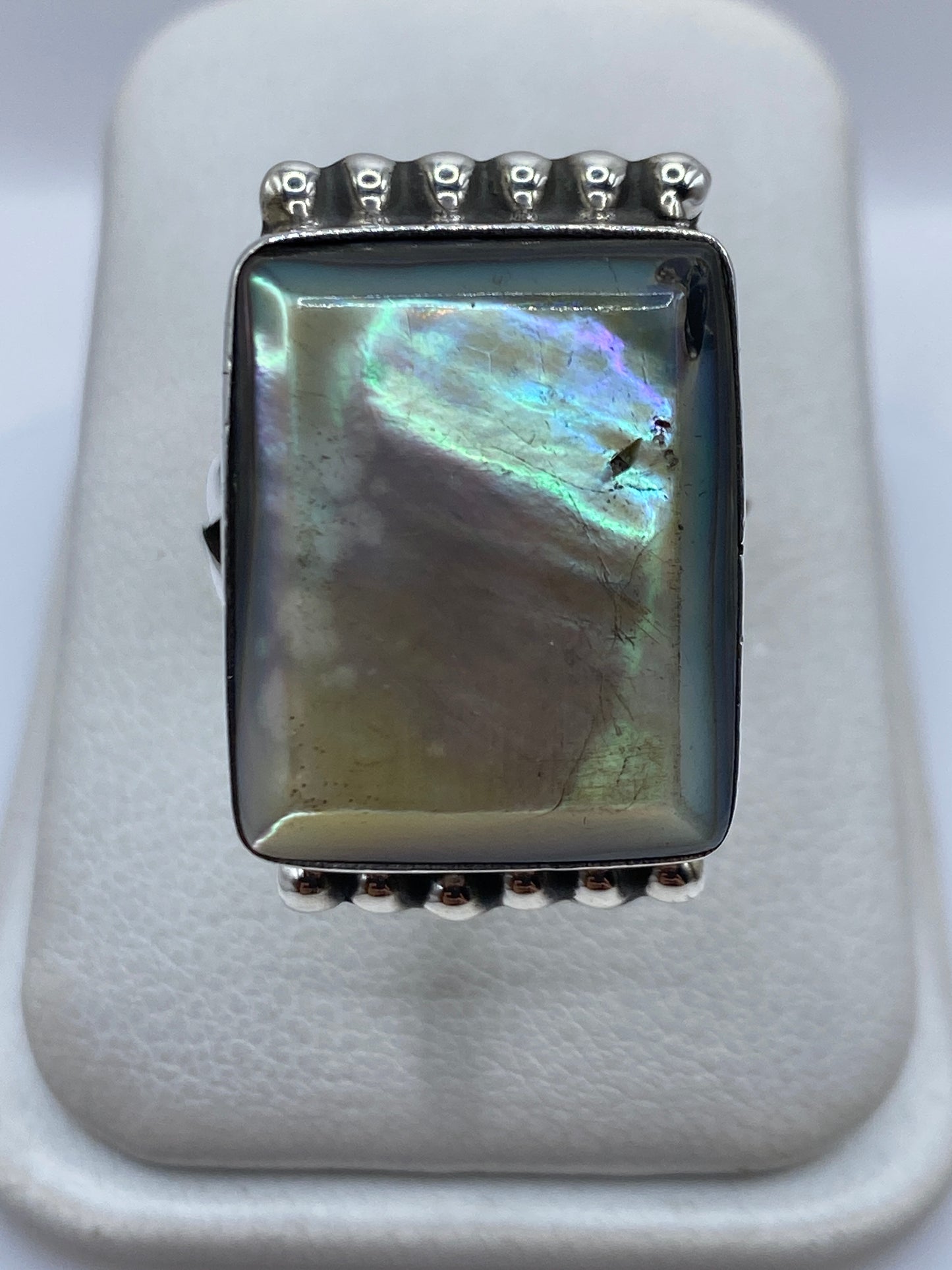 Anillo de plata .925 con engaste a mano y piedra en la mano de una mujer