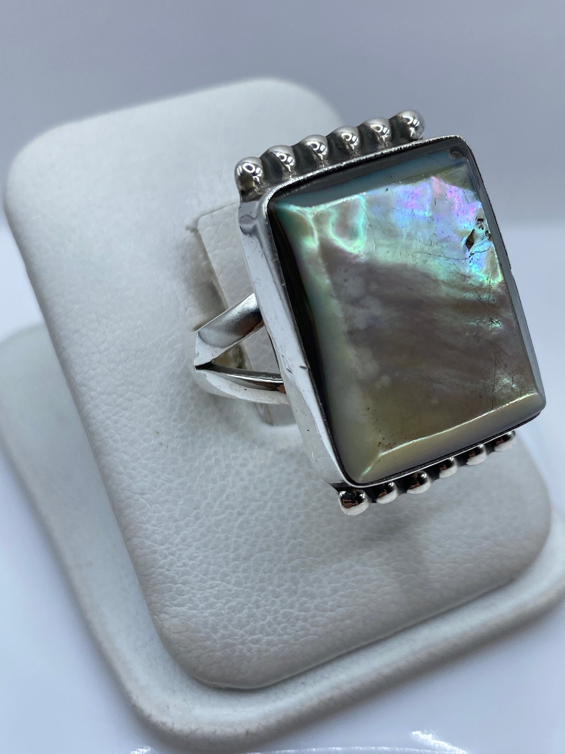 Vista frontal del anillo de plata con piedra engastada, talla 8