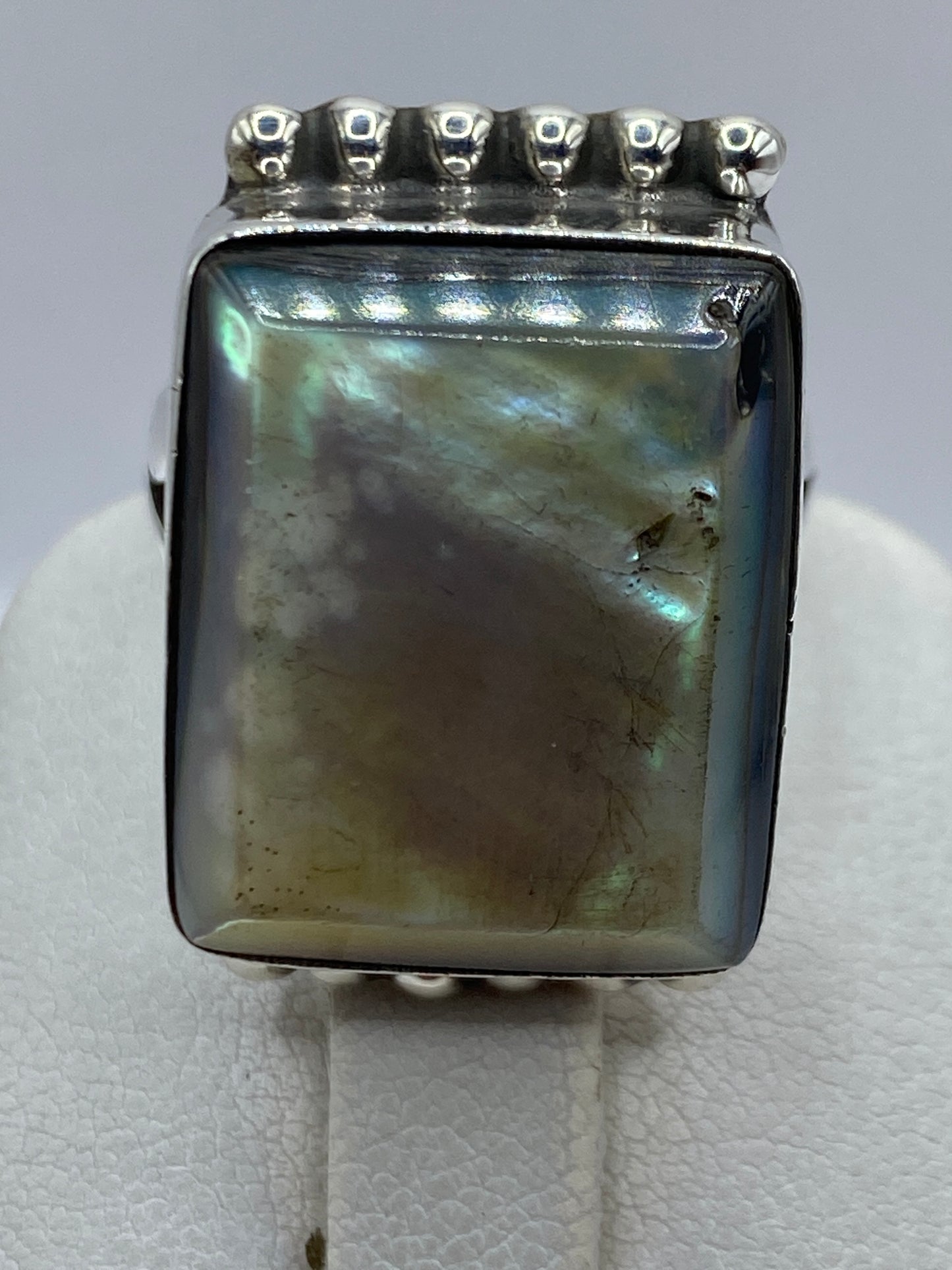 Detalle del engaste manual de la piedra en plata de Taxco