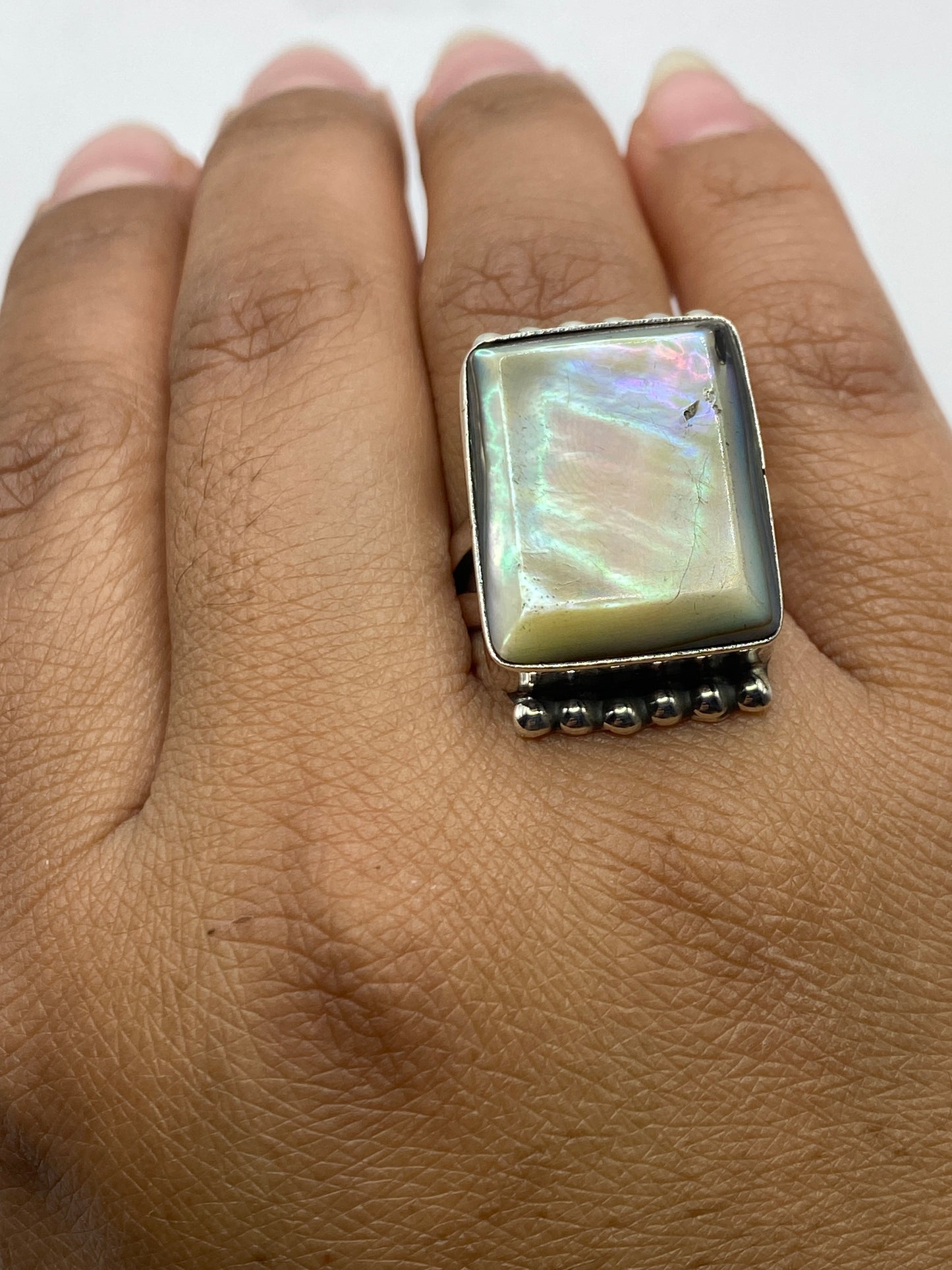 Anillo sobre fondo blanco mostrando el Quinto .925 grabado
