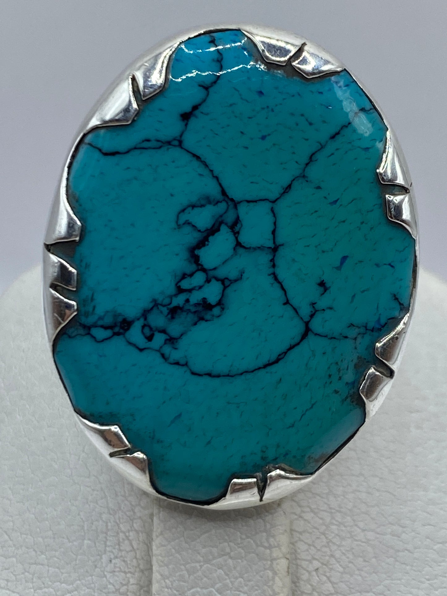 Detalle del engaste a mano de la turquesa azul cielo en plata .925