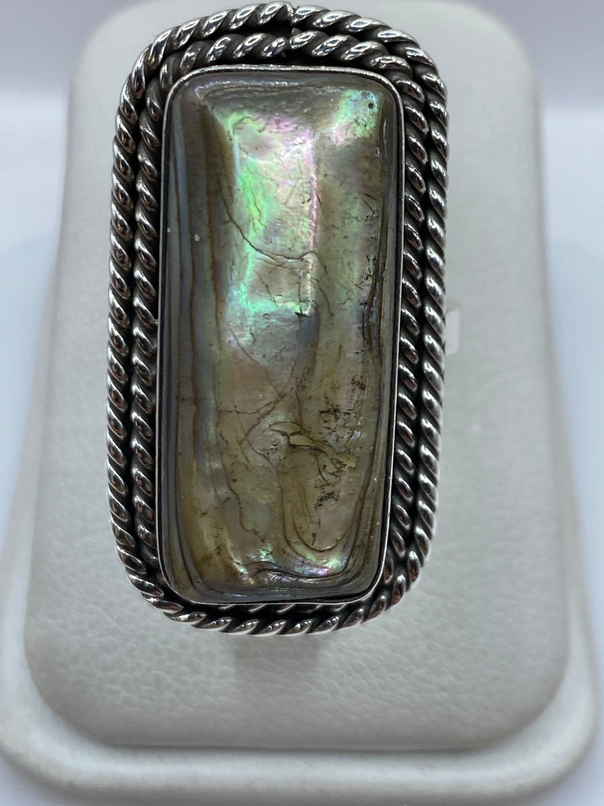 Anillo de plata ajustable con piedra engastada en marco rectangular, vista frontal