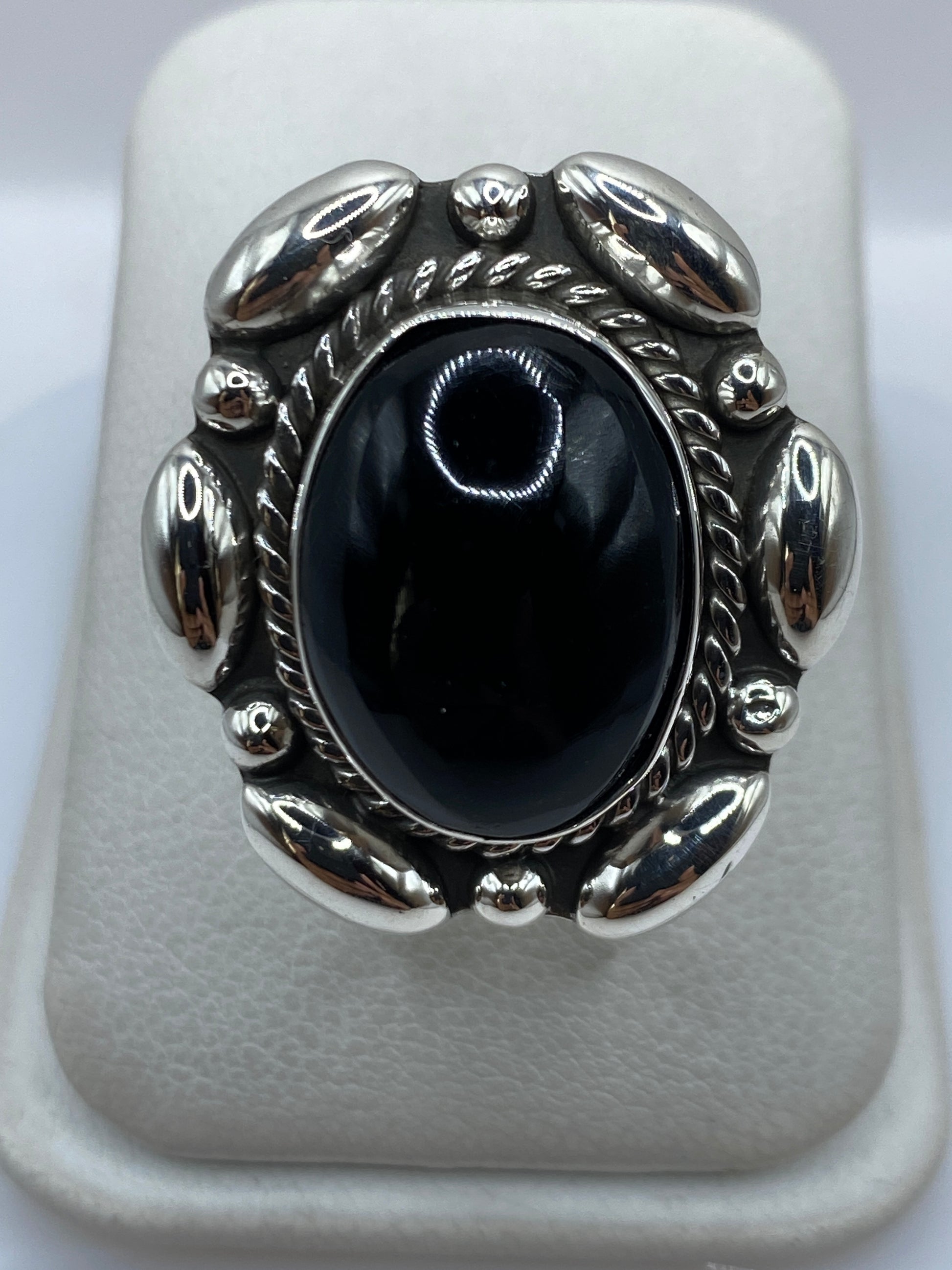 Anillo de plata con ónix negra engastada, vista frontal sobre fondo blanco