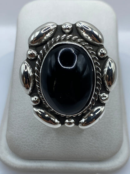 Anillo de plata con ónix negra engastada, vista frontal sobre fondo blanco
