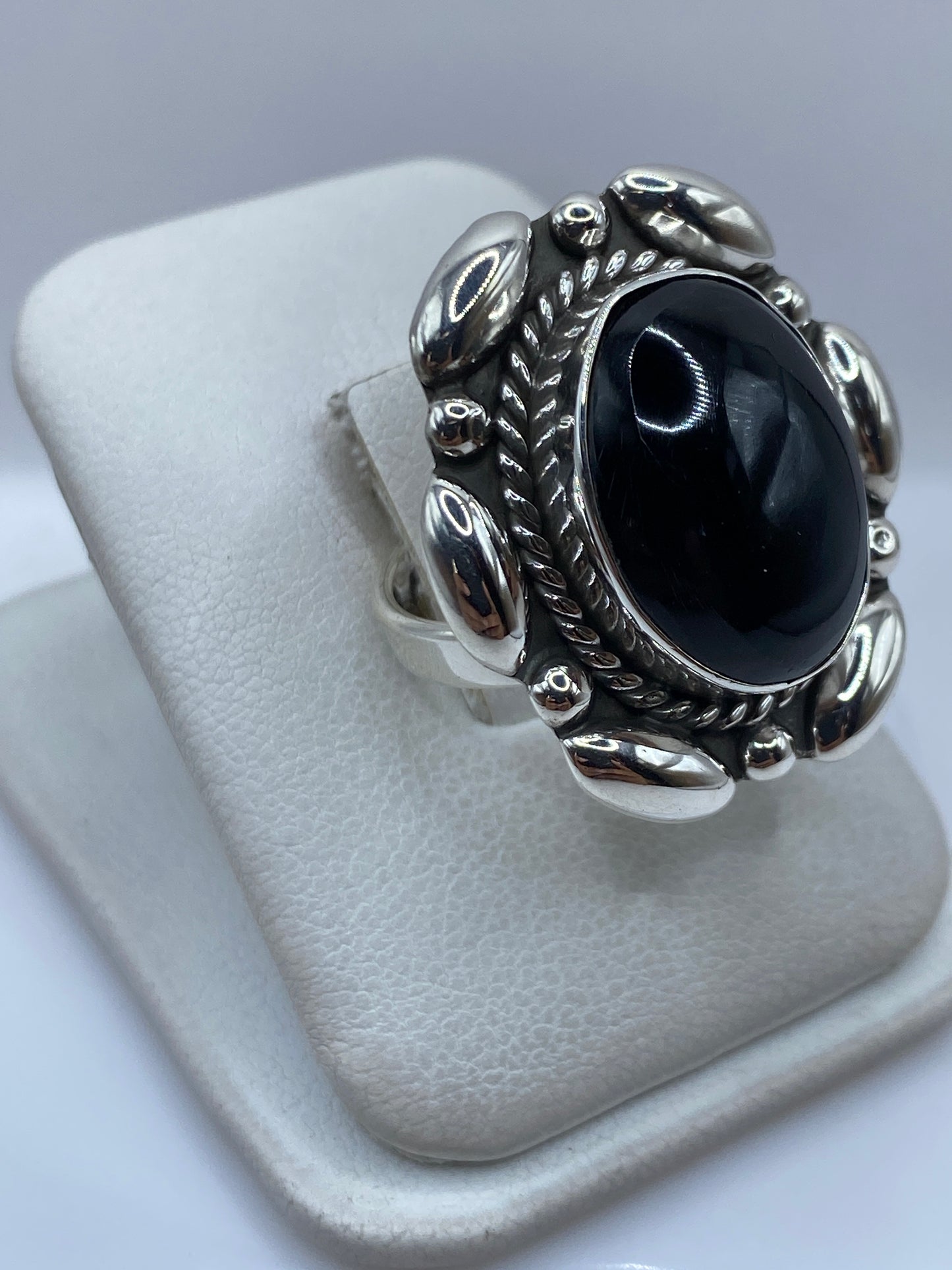 Anillo Vintage plata .925 con ónix en mano, mostrando el tamaño y brillo
