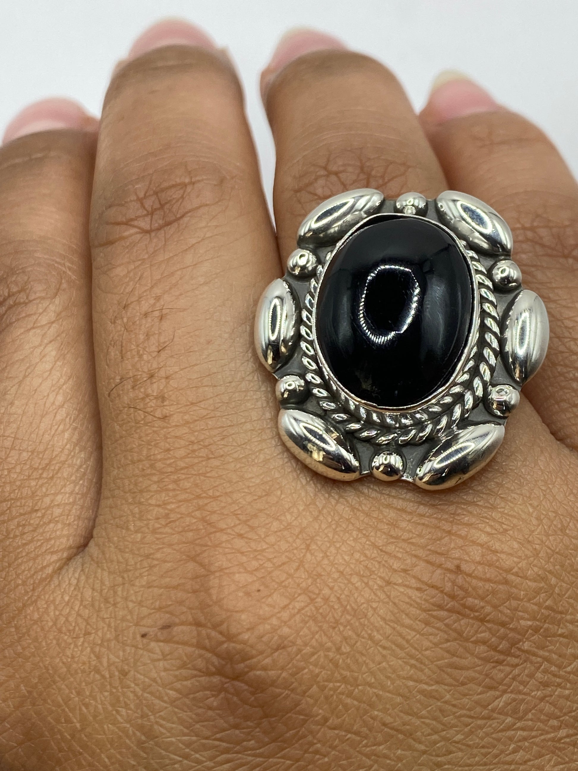 Reverso del anillo con marcas de Quinto .925 y ajuste interno