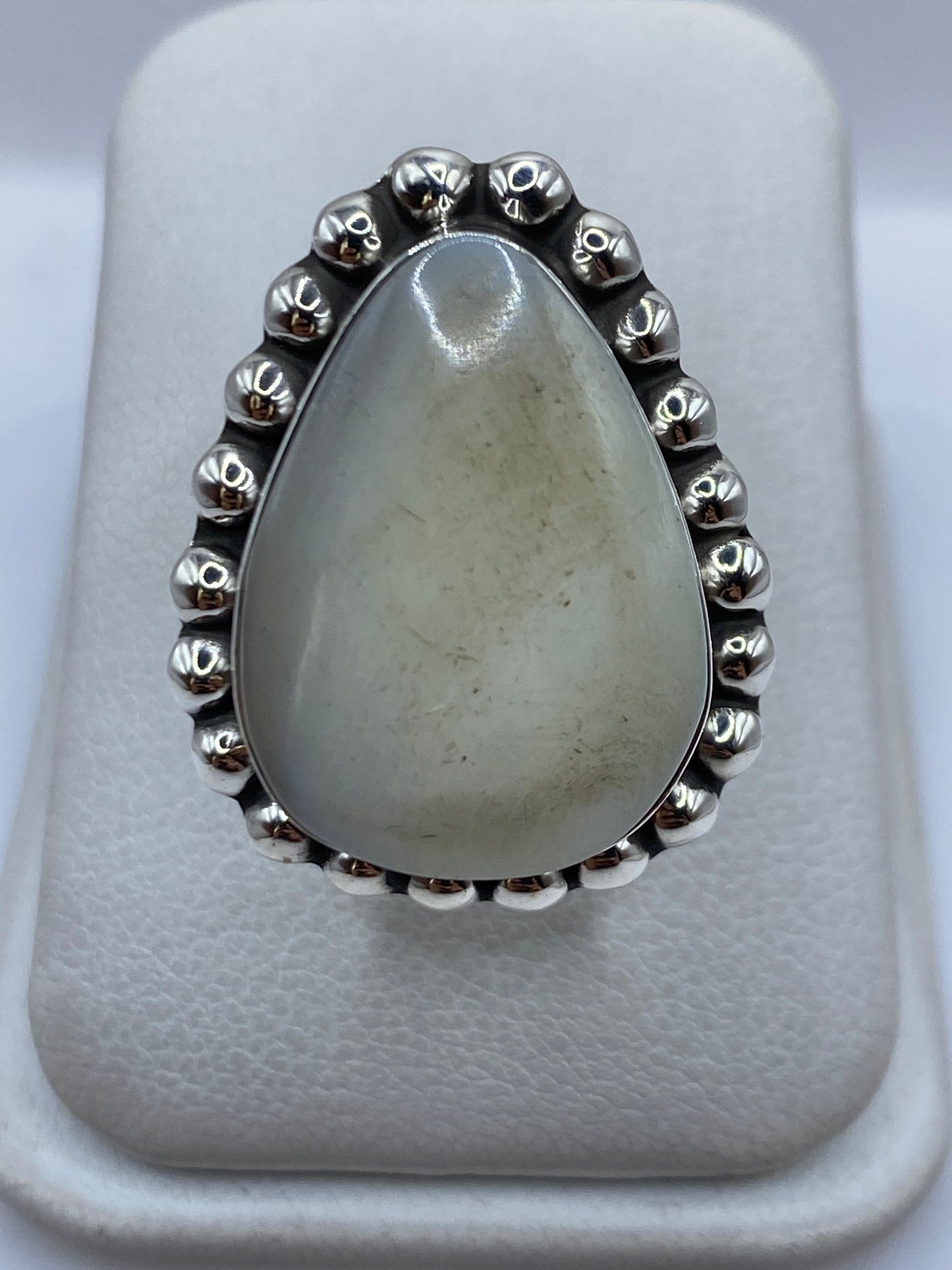 Anillo de plata .925 ajustable con perla blanca cremosa engastada a mano, frontal