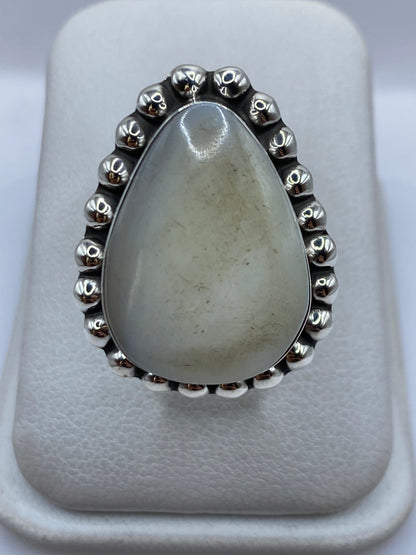 Anillo de plata .925 ajustable con perla blanca cremosa engastada a mano, frontal