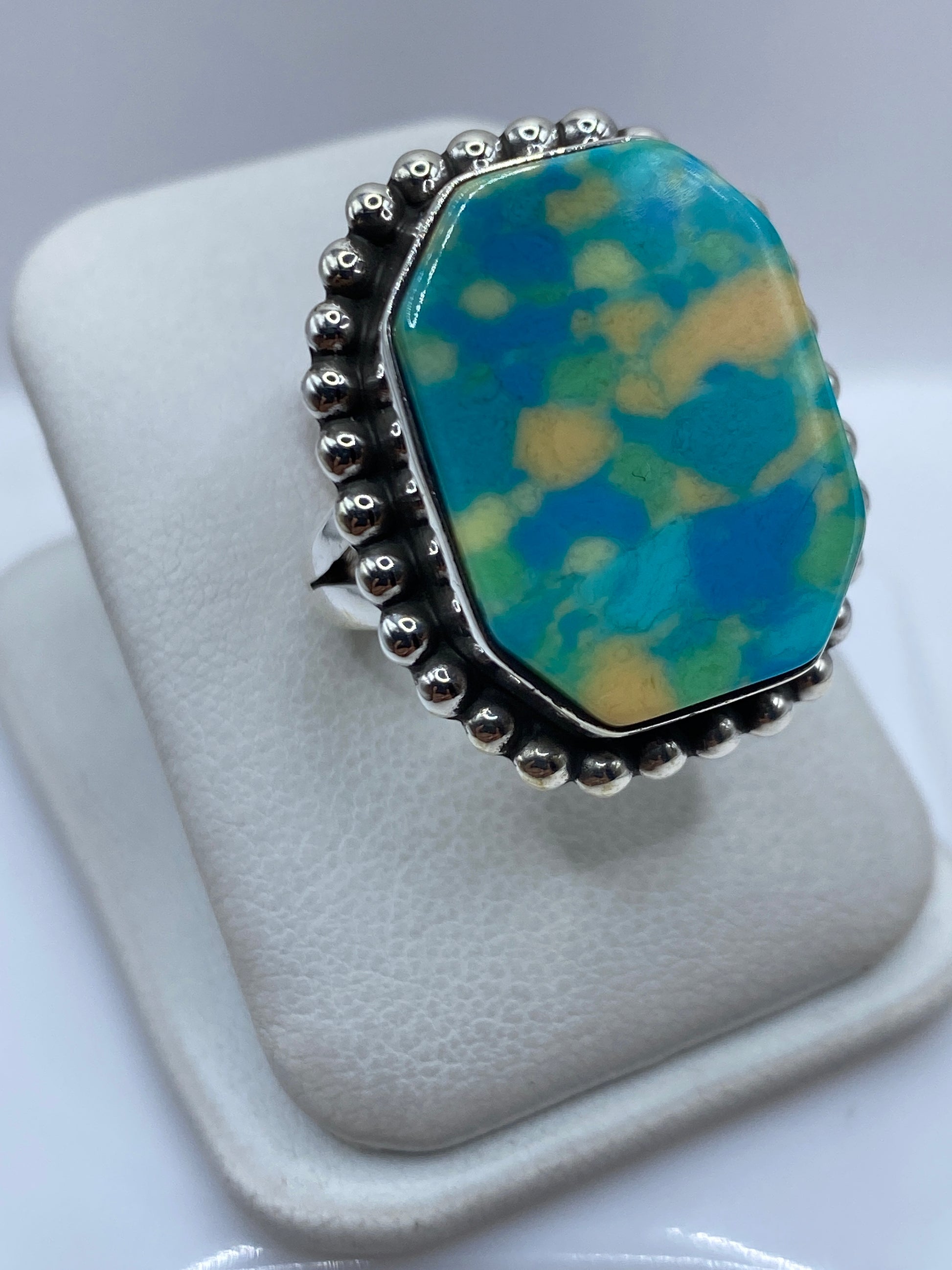 Vista frontal del anillo de plata .925 con patrón de piedra multicolor de Taxco