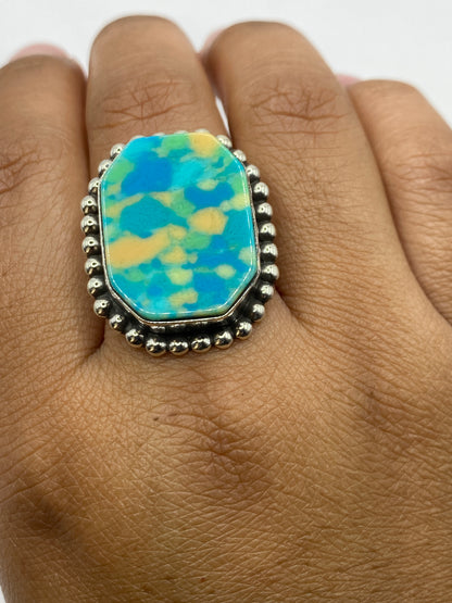 Anillo sobre fondo blanco mostrando el Quinto .925 y el diseño completo