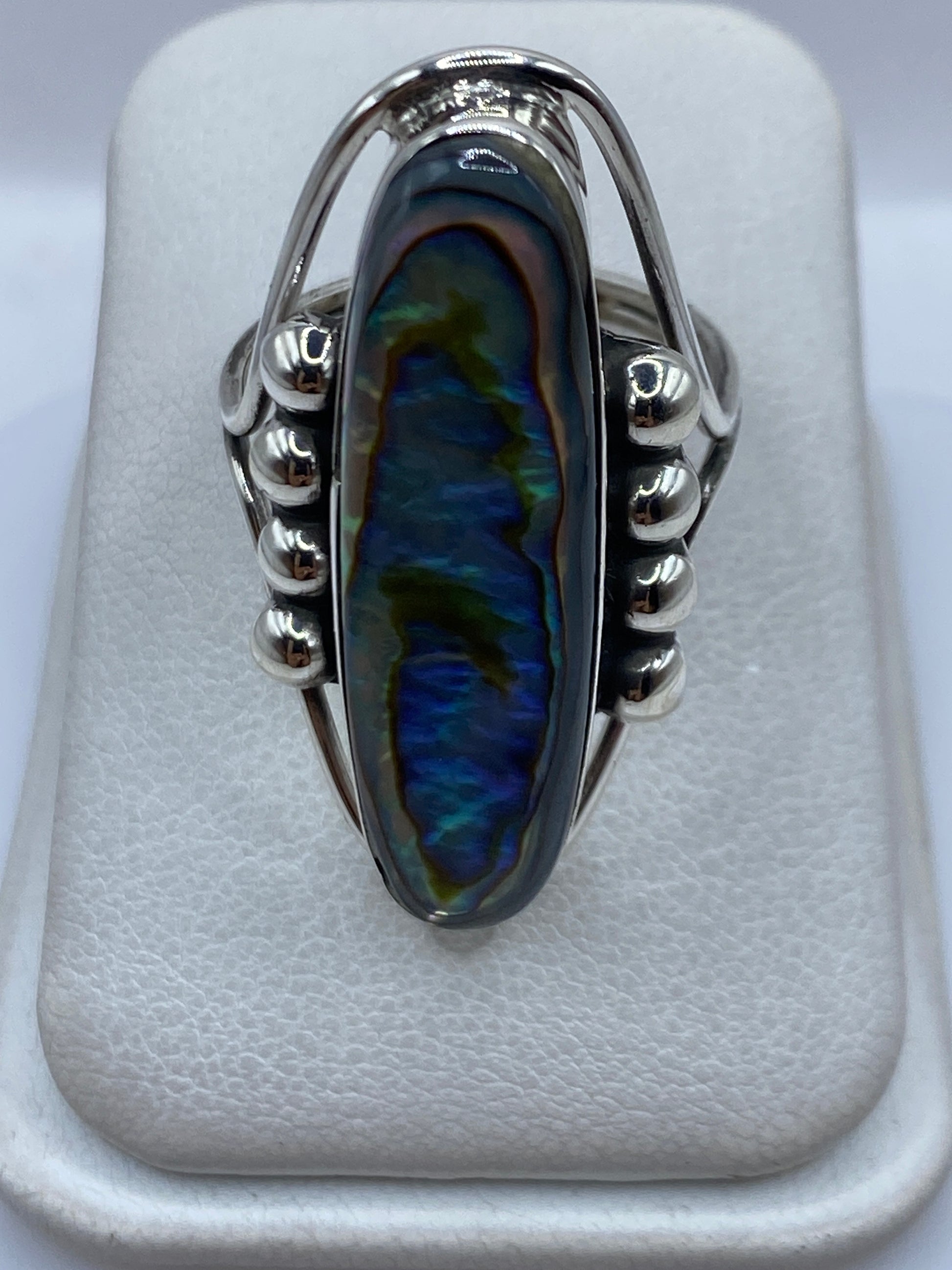 Anillo de plata .925 con piedra engastada a mano, vista frontal en estuche blanco