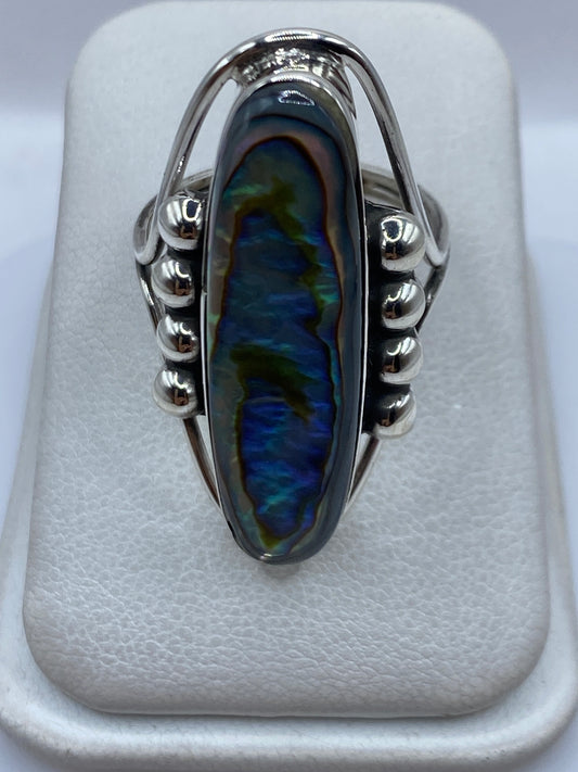 Anillo de plata .925 con piedra engastada a mano, vista frontal en estuche blanco
