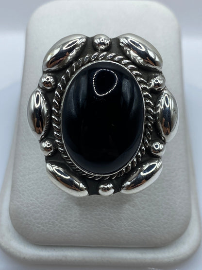 Anillo ajustable de plata .925 con ónix negra pulida, vista frontal