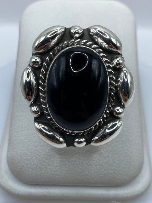 Anillo ajustable de plata .925 con ónix negra pulida, vista frontal