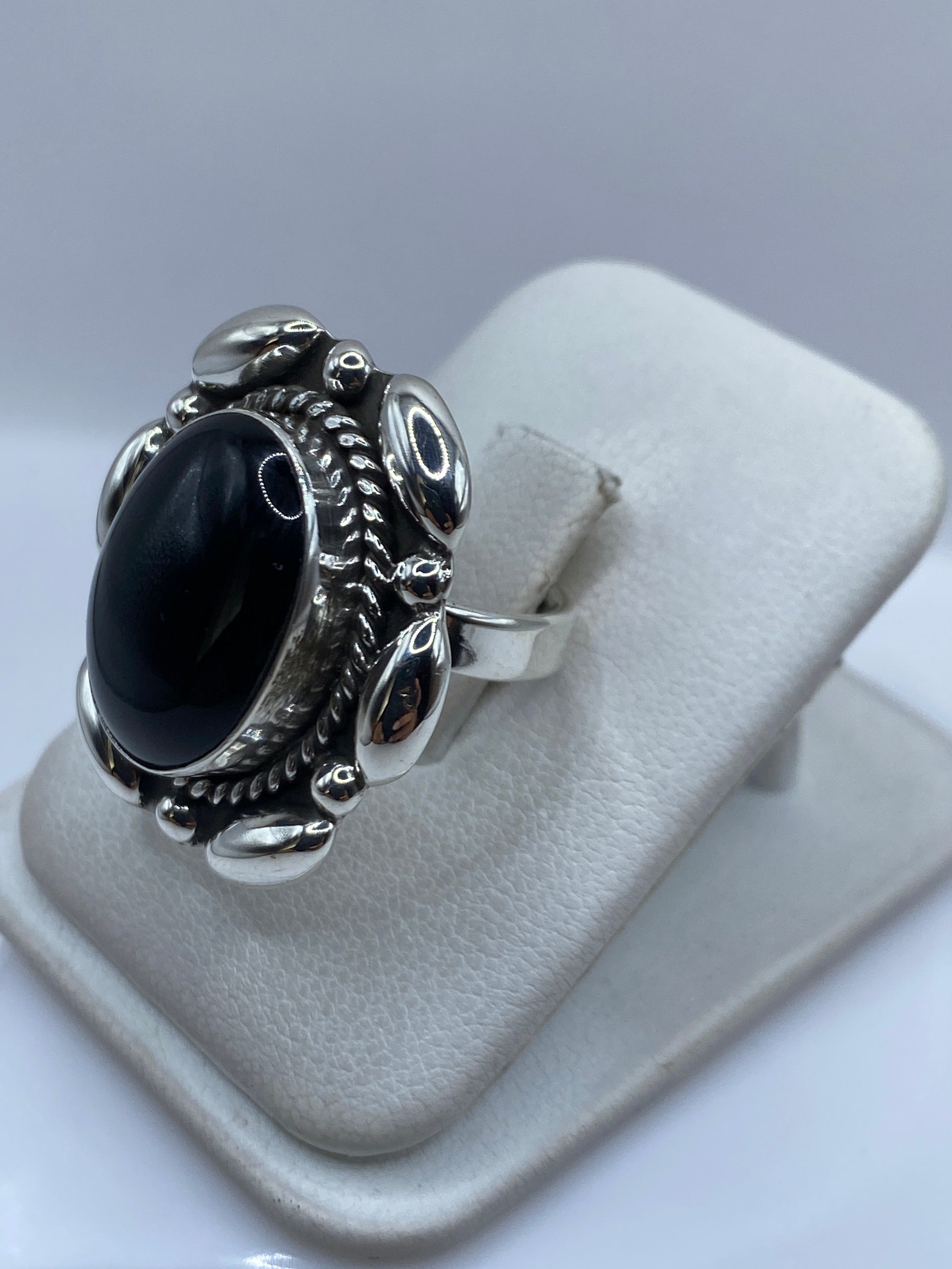 Detalle lateral del anillo mostrando el repujado art-déco grabado en la plata