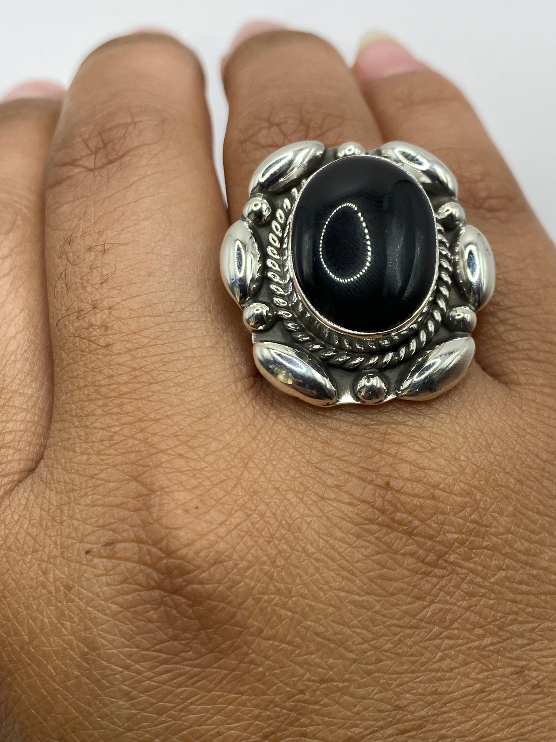 Anillo sobre fondo gris mostrando el Quinto .925 y el engaste de la piedra