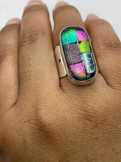 Anillo sobre fondo blanco con el sello .925 visible en la banda