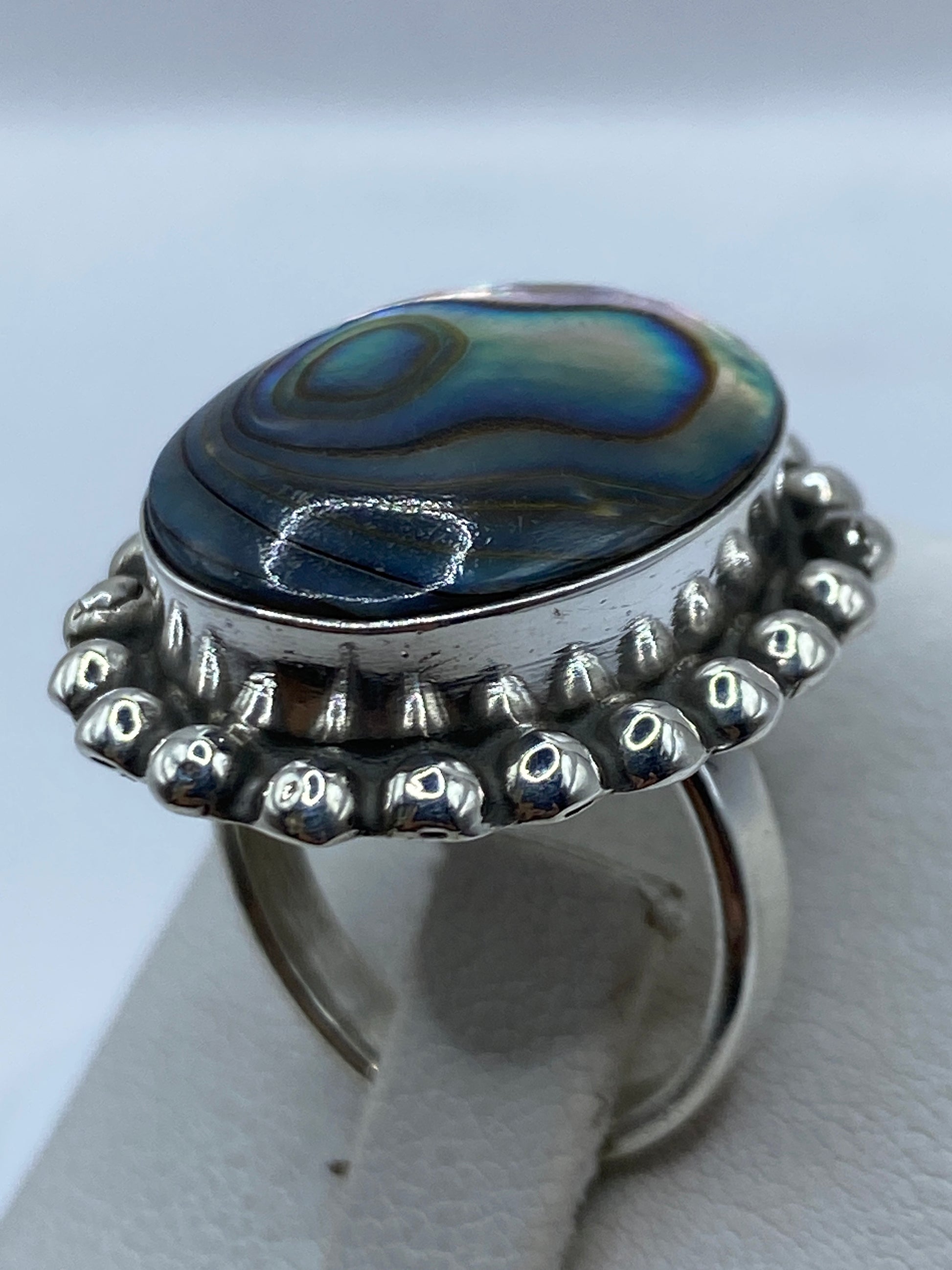 Piedra iridiscente del anillo vista de cerca con juego de colores