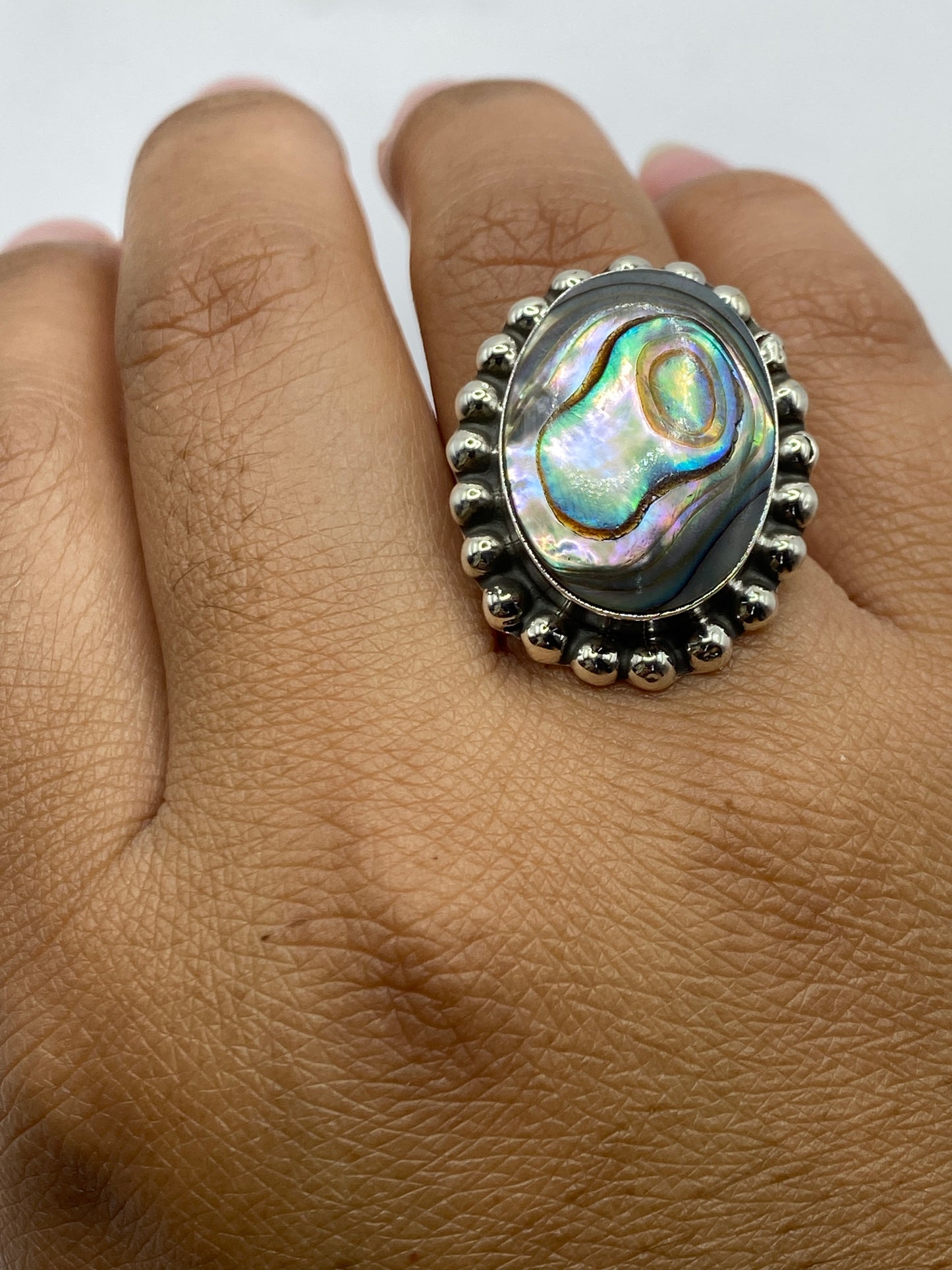 Anillo sobre la mano mostrando cómo brilla la piedra con la luz