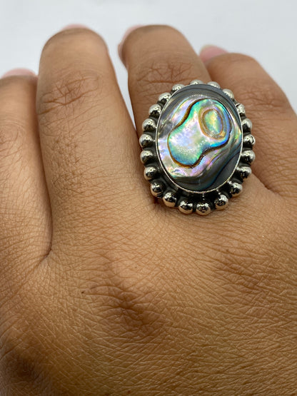 Anillo sobre la mano mostrando cómo brilla la piedra con la luz