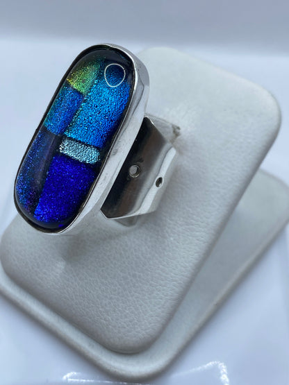 Vista frontal del anillo de plata .925 con diseño de bloques de color engastados