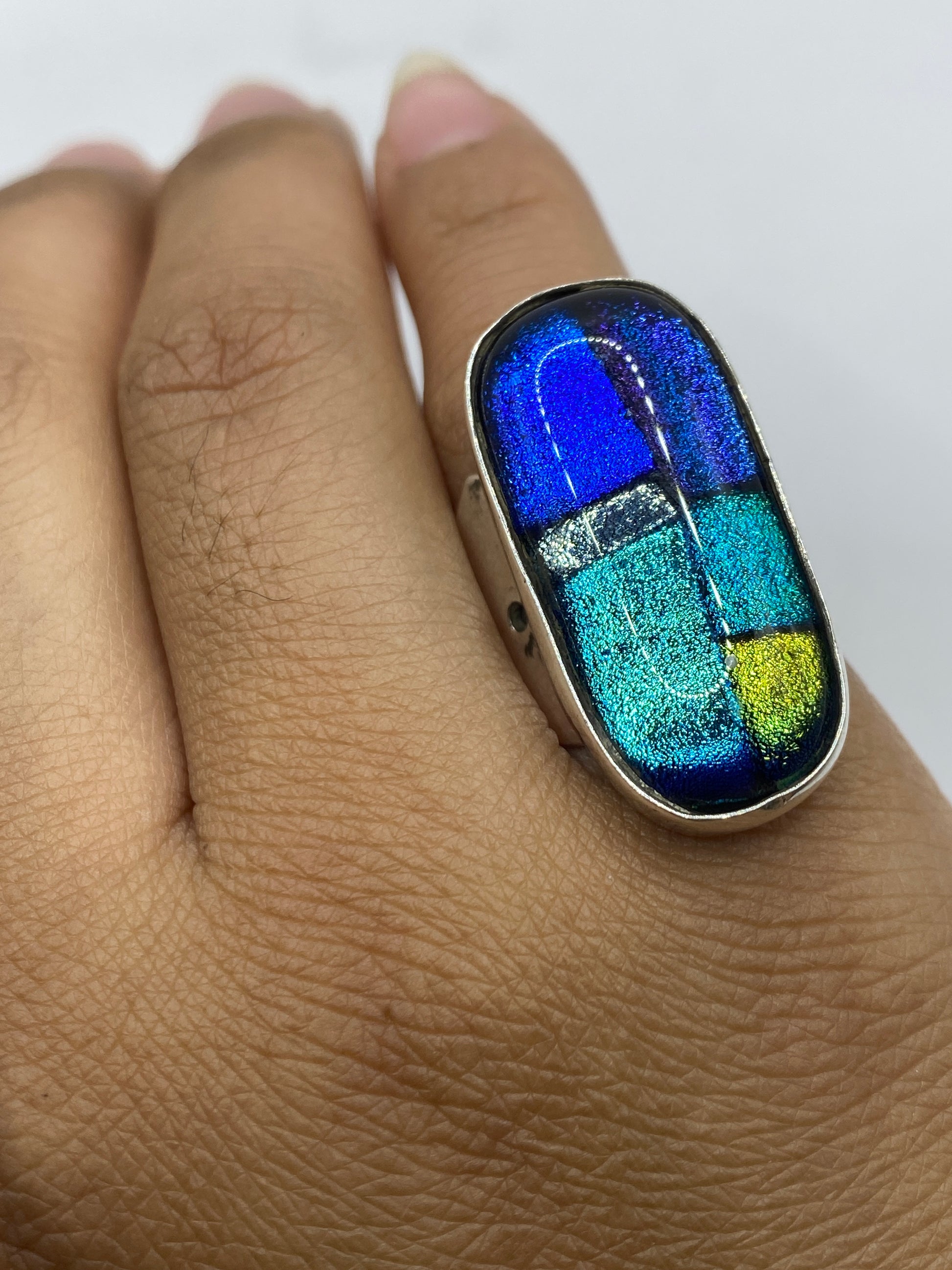 Anillo sobre fondo blanco mostrando el sello .925 de plata auténtica