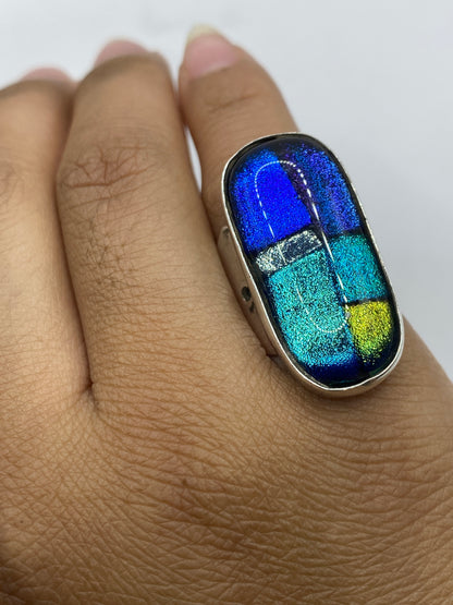 Anillo sobre fondo blanco mostrando el sello .925 de plata auténtica
