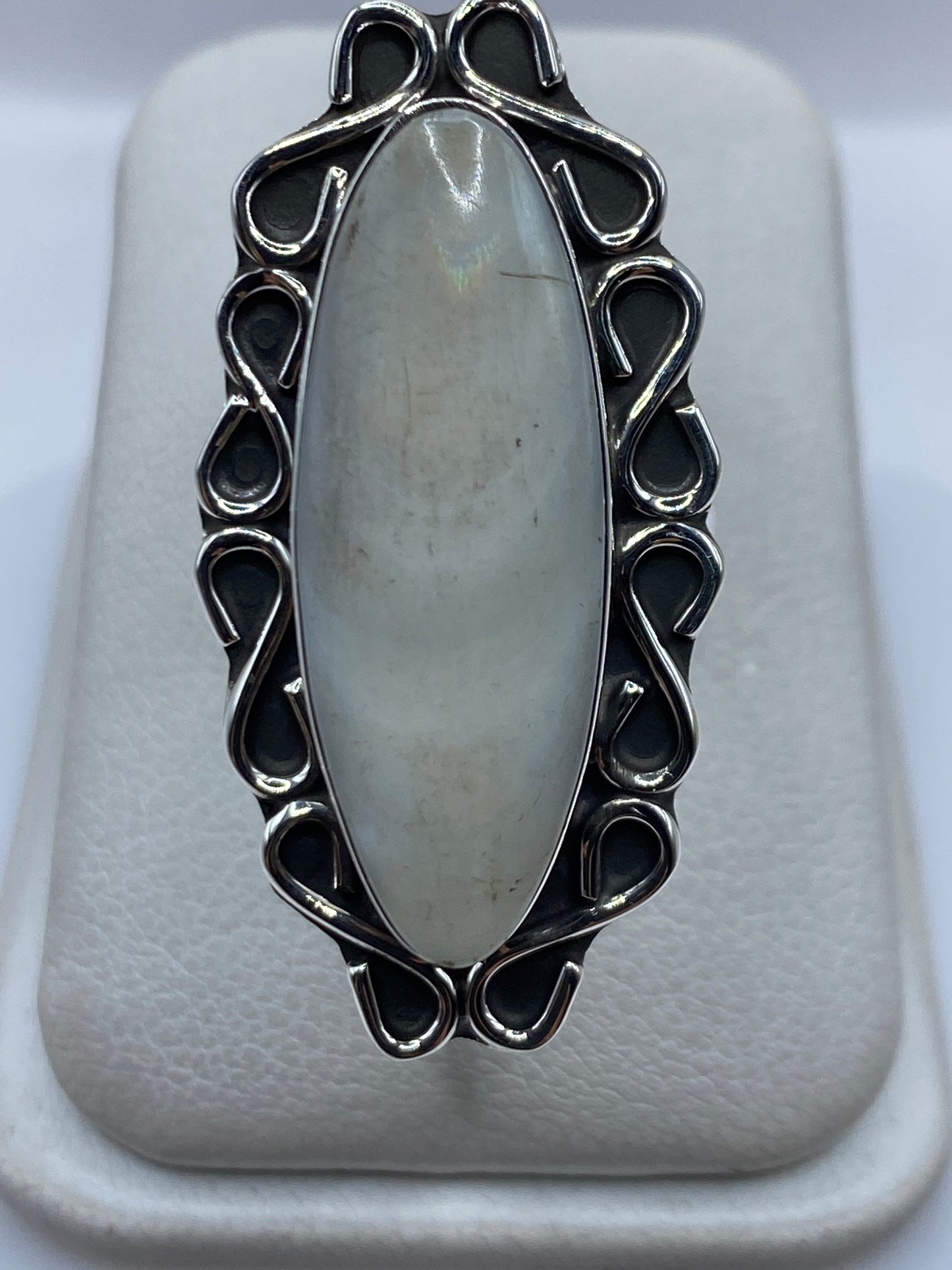 Anillo ajustable de plata .925 con perla blanca engastada, sobre estuche blanco