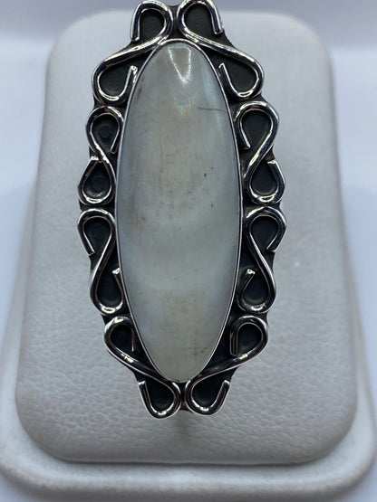Anillo ajustable de plata .925 con perla blanca engastada, sobre estuche blanco