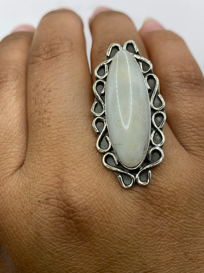 Anillo sobre fondo blanco con el Quinto .925 visible en la banda