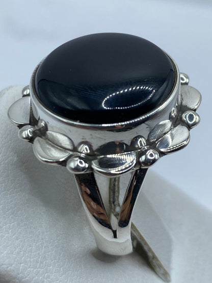 Anillo de ónix desde el lateral, mostrando el engaste a mano y el Quinto .925