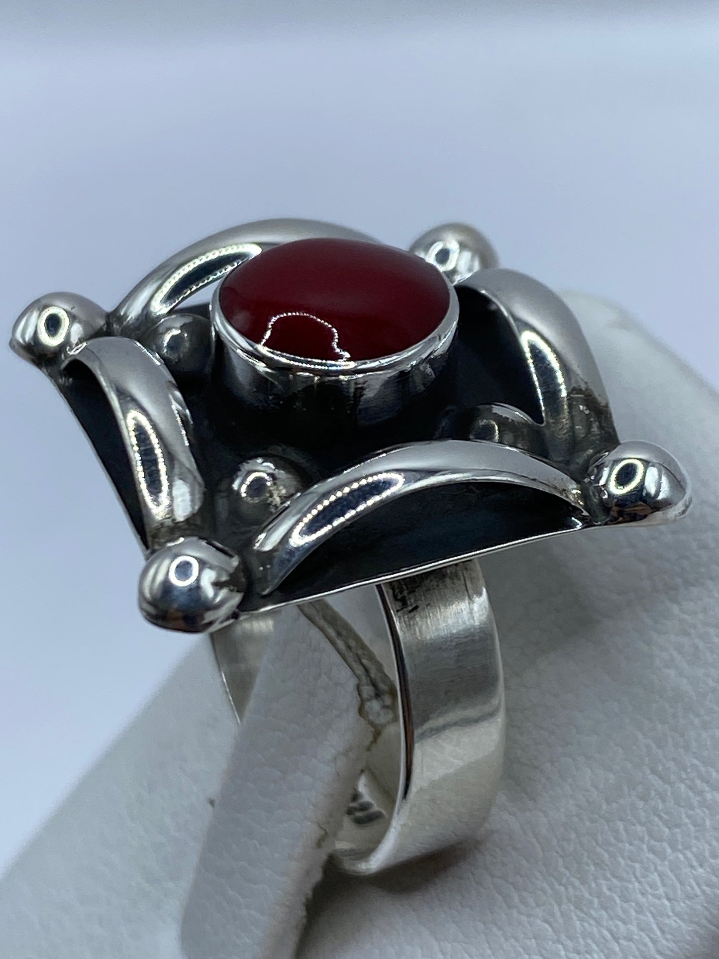 Detalle del engaste a mano del coral rojo y las esferas de plata maciza