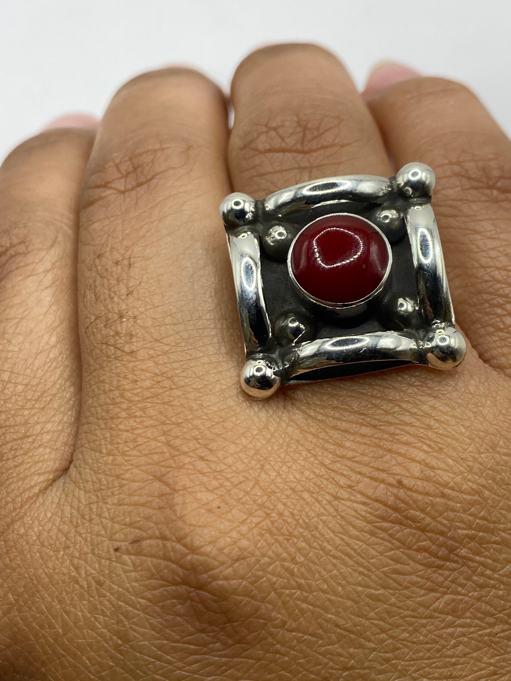 Anillo sobre fondo blanco mostrando el Quinto .925 en el interior