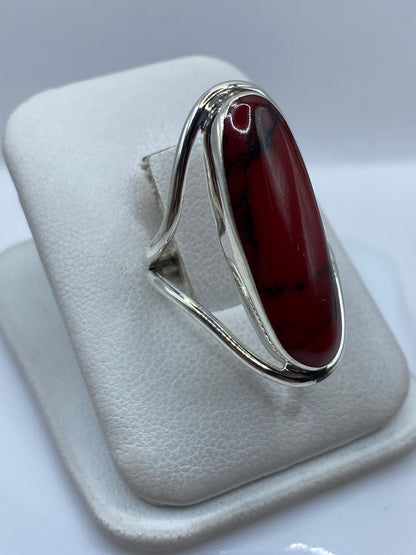 Anillo de coral rojo en plata .925, vista lateral con el engaste visible