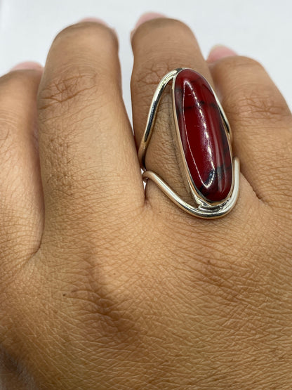 Anillo sobre fondo blanco mostrando el Quinto .925 y el acabado brillante