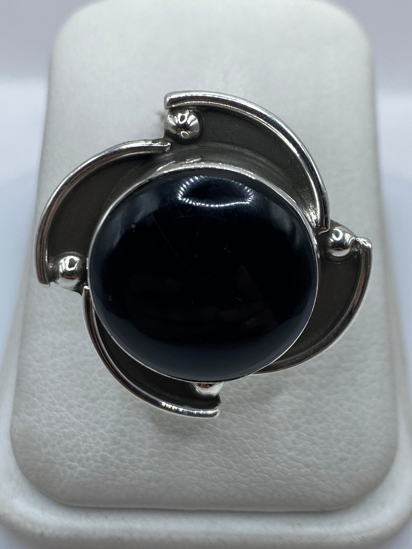 Anillo de plata .925 con ónix negro engastado en brazos de filigrana, ajustable